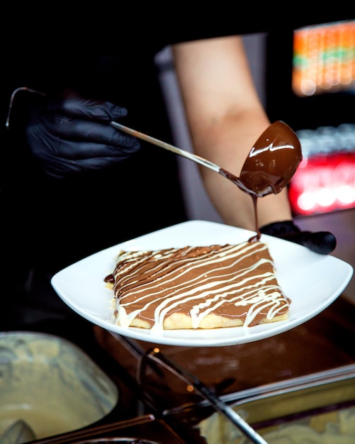 Crêpe arrosée de sirop de chocolat