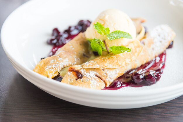 crêpe fraîche aux bleuets, aux framboises et aux myrtilles