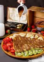 Photo gratuite crêpe avec sauce au chocolat et fraises tranchées, kiwi et bananes