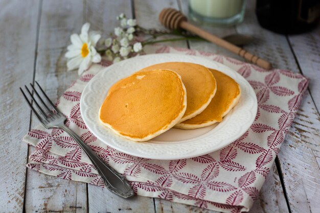 Crêpes à angle élevé sur assiette