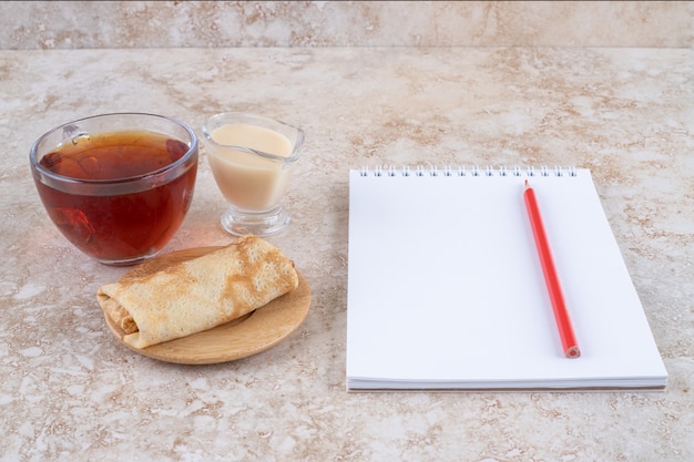 Crêpes au lait concentré et une tasse de thé