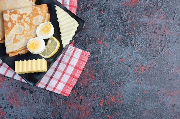 Crêpes au lait avec oeuf et fromage blanc.