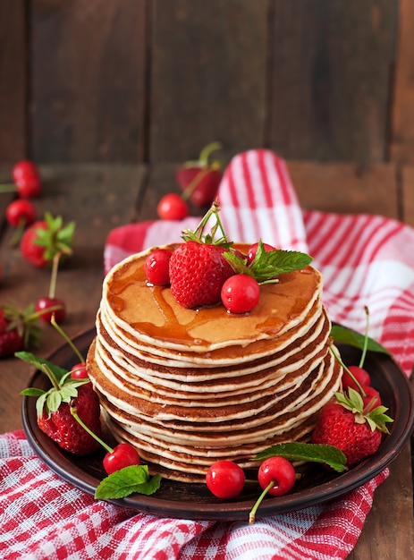 Crêpes aux fruits rouges et sirop dans un style rustique