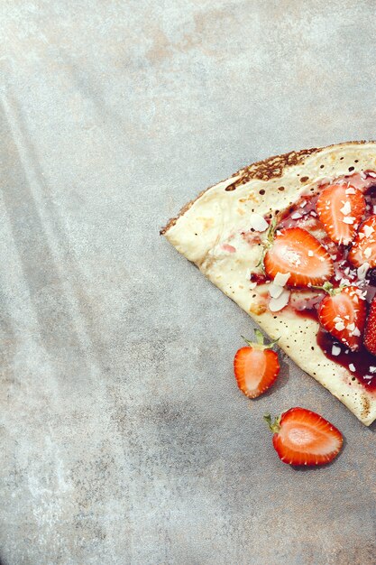 Crêpes aux fruits rouges et sirop