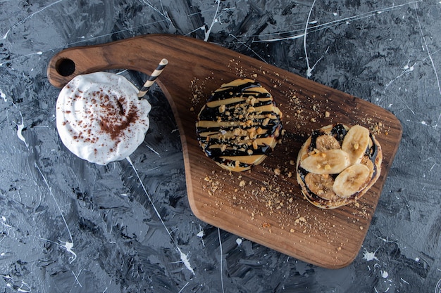 Crêpes à la banane et au chocolat sur planche de bois avec un délicieux café.