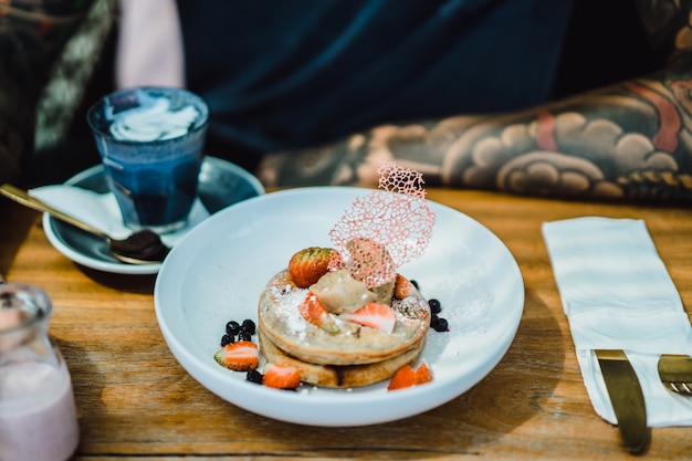 Photo gratuite crêpes et café coloré