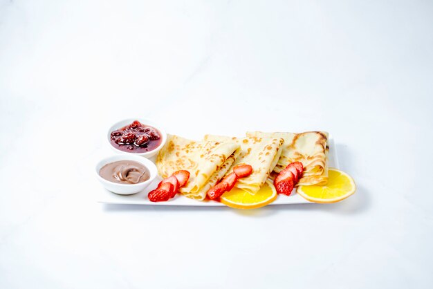 Crêpes à la confiture de fraises et crème au chocolat