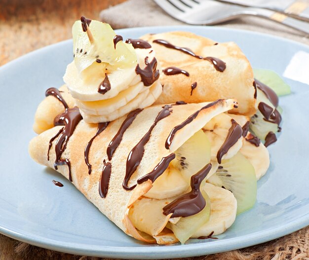 Crêpes avec crème glacée et sauce au chocolat