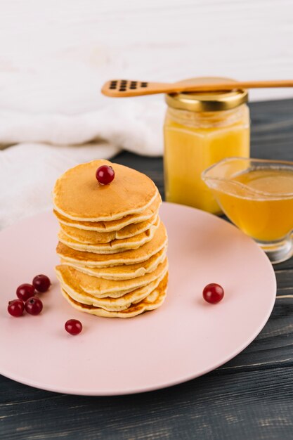 Crêpes faites maison avec des baies de cassis et un bol de citron