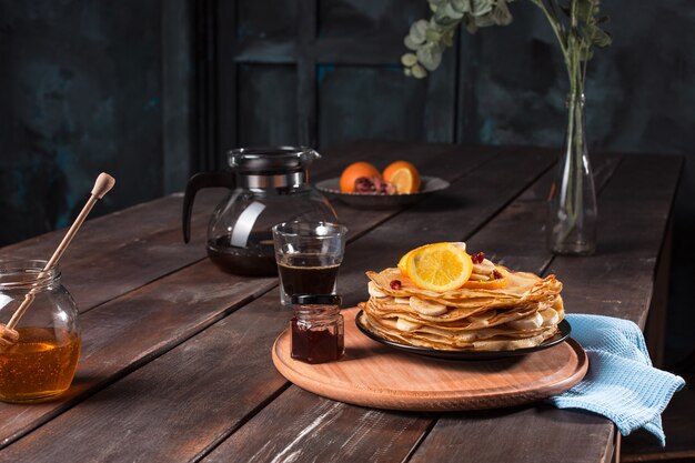 Crêpes françaises fraîches faites maison avec des œufs, du lait et de la farine, remplis de marmelade sur une assiette vintage