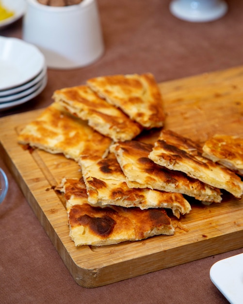 Crêpes frites sur planche de bois