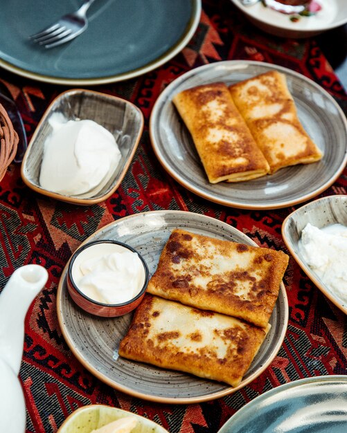 Crêpes frites à la viande et à la crème sure