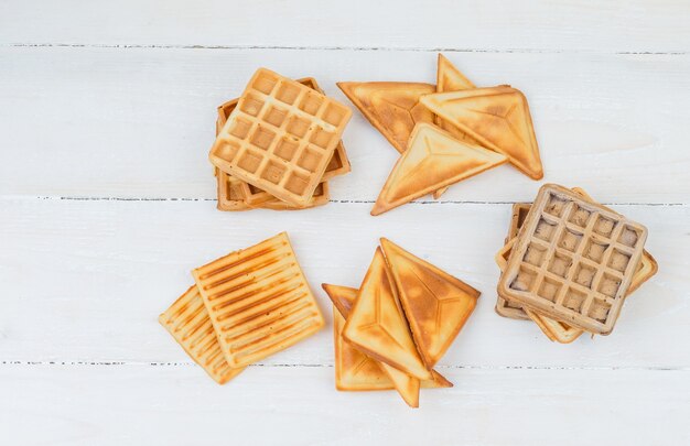 Crêpes et gaufres sur une surface en bois blanche