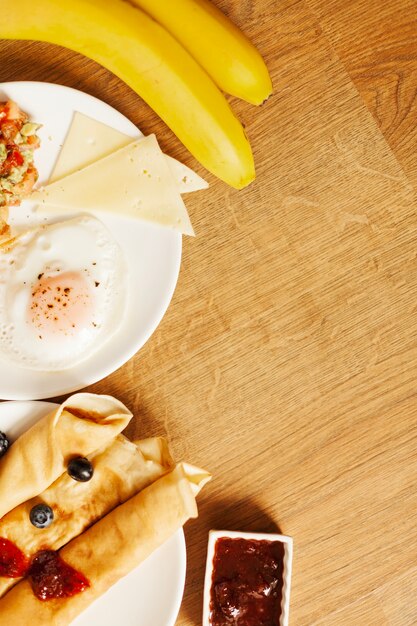 Crêpes et œufs pour le petit-déjeuner