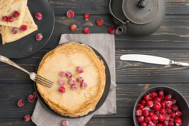 Crêpes à plat avec des fruits