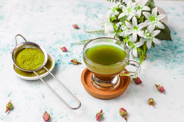 Crêpes vertes avec de la poudre de matcha avec de la confiture rouge sur une table lumineuse