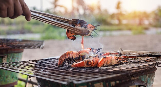 Crevette géante grillée sur le poêle à charbon