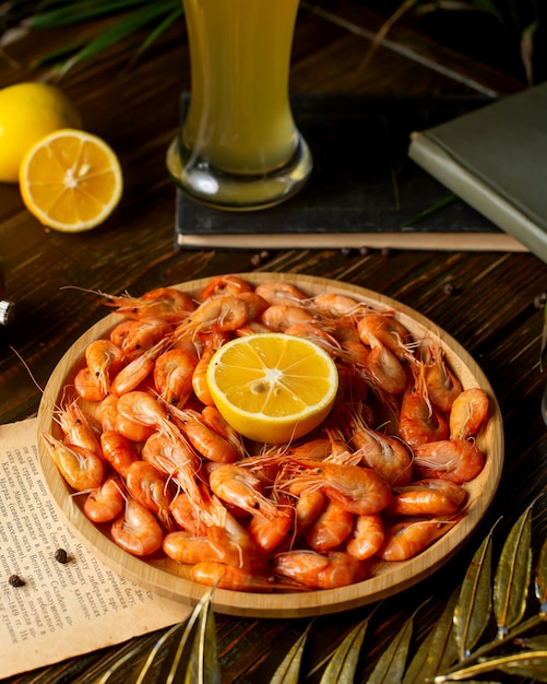 Photo gratuite crevettes au citron et à la bière