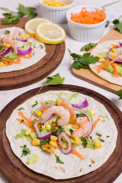 Crevettes et autres aliments sains sur pita