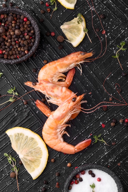 Crevettes aux fruits de mer frais avec du sel