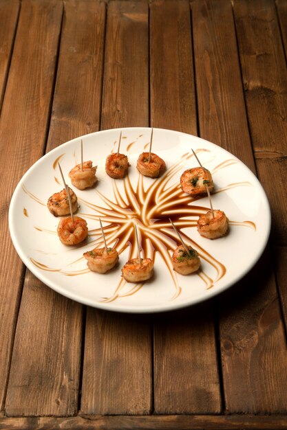 Crevettes sur des bâtons avec un beau décor