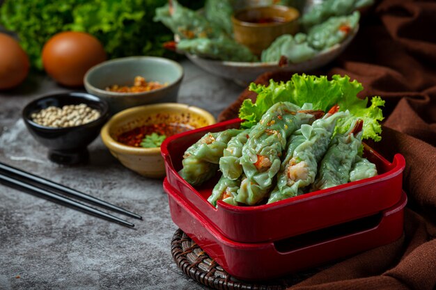 Crevettes cuites à la vapeur Dim Sum avec matières premières.