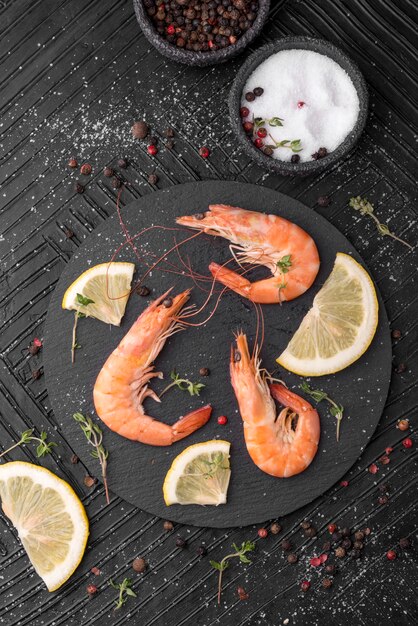 Photo gratuite crevettes et épices aux fruits de mer frais