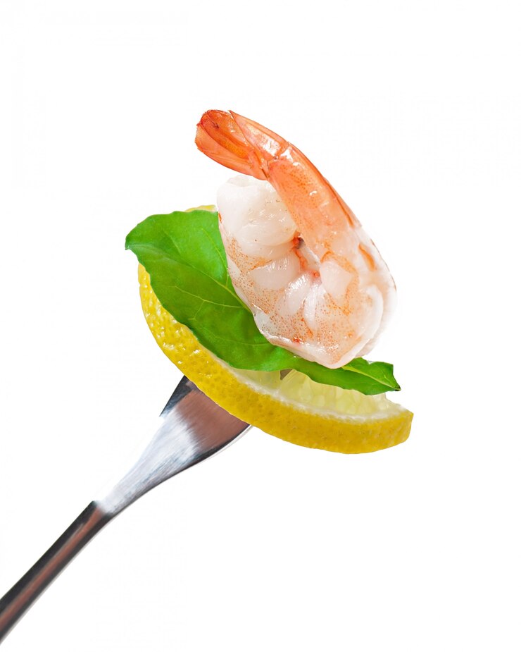 Photo gratuit crevettes sur fourche isolé sur blanc
