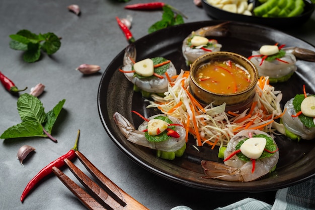 Crevettes fraîches trempées dans une sauce de poisson, cuisine thaïlandaise.