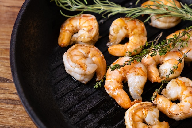 Crevettes frites aux herbes, vue rapprochée.