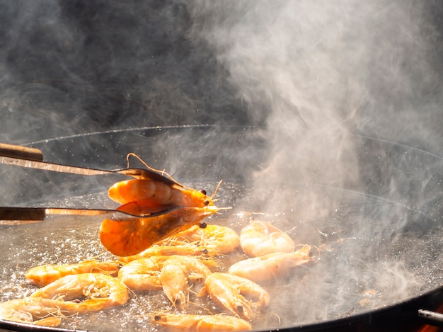 Crevettes frites dans l'huile sur une casserole