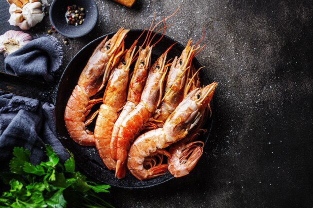 Crevettes géantes crues sur table sombre