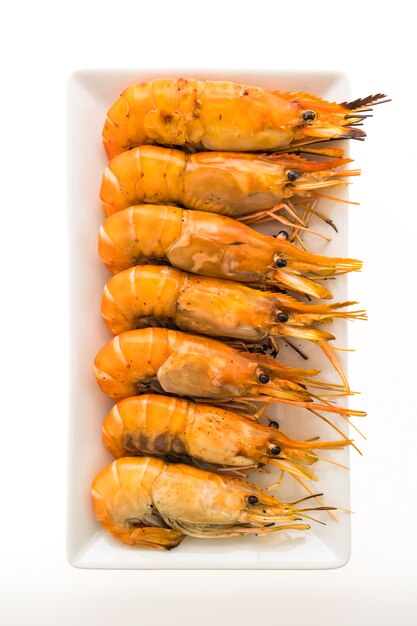 Crevettes grillées et crevettes dans une assiette blanche