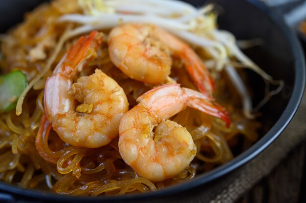 Crevettes Padthai dans un bol noir.