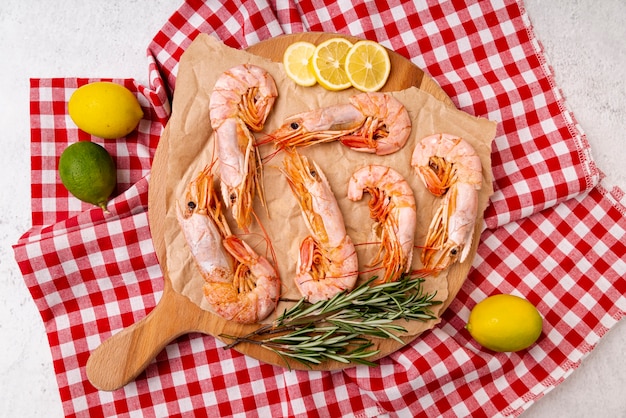 Crevettes préparées sur nappe à carreaux