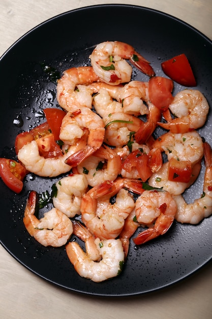 Crevettes. Tas de crevettes sur le plat