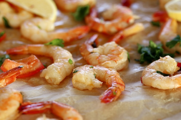 Crevettes. Tas de crevettes roses et crues sur la table