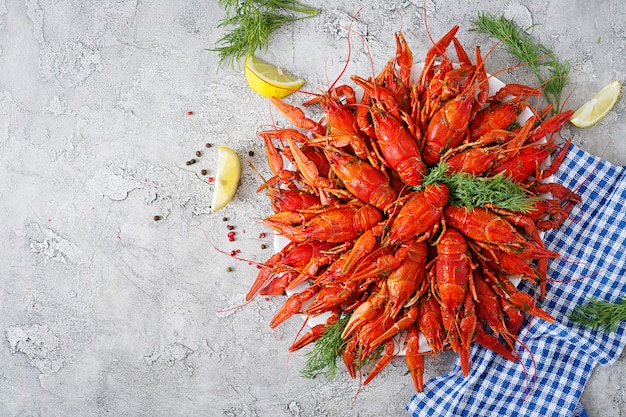 Écrevisse. Écrevisses bouillies rouges sur table dans un style rustique, gros plan. Gros plan de homard. Desig frontière. Vue de dessus