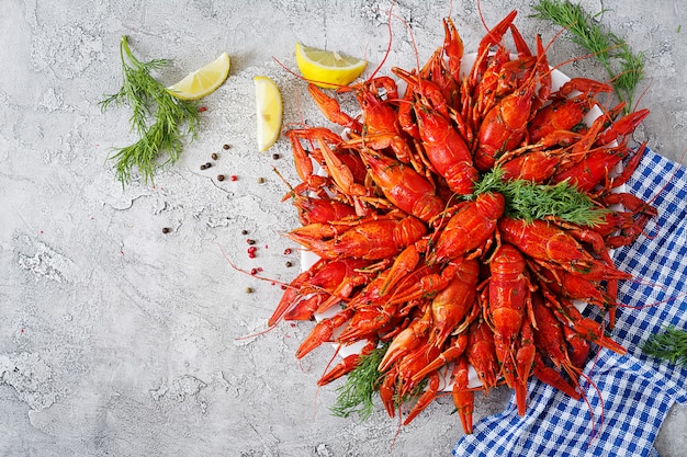 Écrevisse. Poissons craw bouillis rouges sur table dans un style rustique, gros plan.