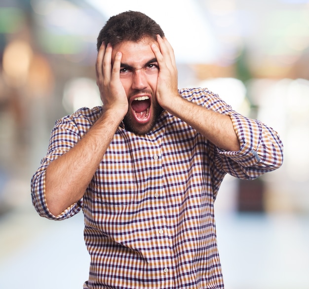 Photo gratuite le cri de l'homme frustré