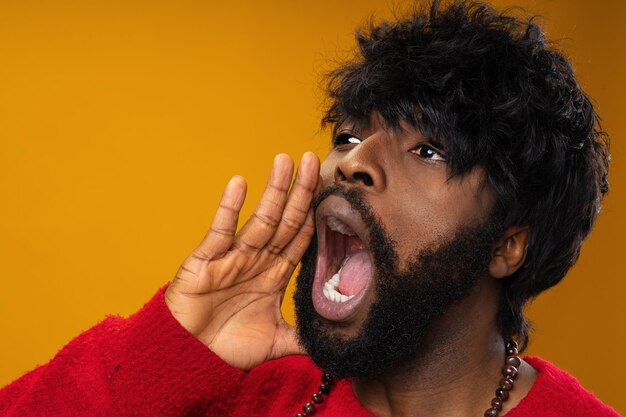 Crier un afro-américain sur fond jaune