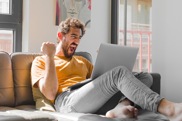 crier agressivement avec une expression de colère ou les poings serrés pour célébrer le succès