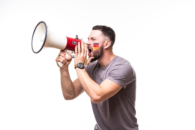 Crier sur fan de football Allemagne mégaphone en jeu de soutien de l'équipe nationale d'Allemagne sur fond blanc. Concept de fans de football.