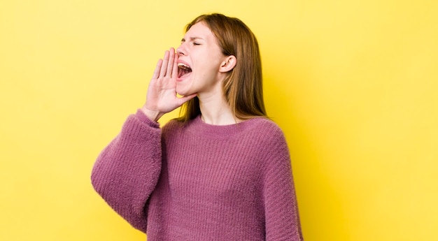 Crier fort et avec colère pour copier l'espace sur le côté avec la main à côté de la bouche