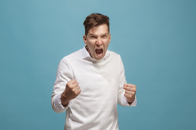 Photo gratuite crier, haine, rage. pleurer un homme en colère émotionnel criant sur le studio.