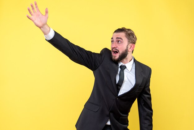 Crier jeune homme pointant quelque part sur jaune