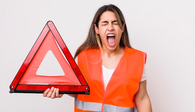 Crier de manière agressive, avoir l'air très en colère