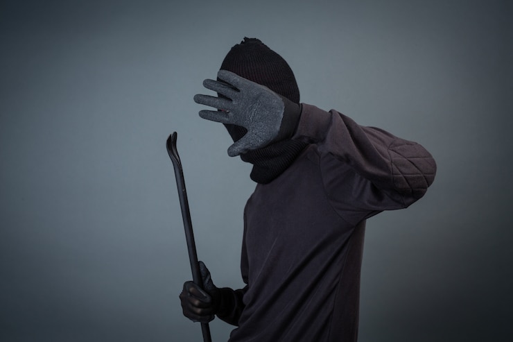 Photo gratuit les criminels noirs portaient un fil de tête sur gris