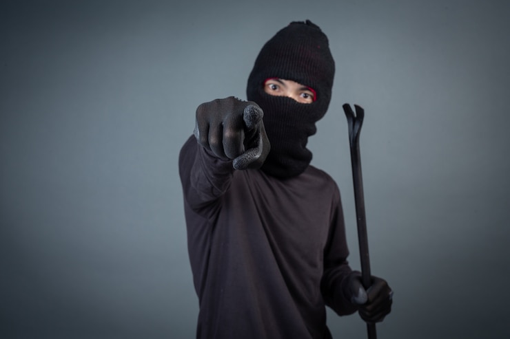 Photo gratuit les criminels noirs portaient un fil de tête sur gris