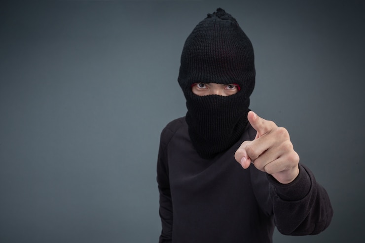 Photo gratuit les criminels portent un masque en noir sur gris.